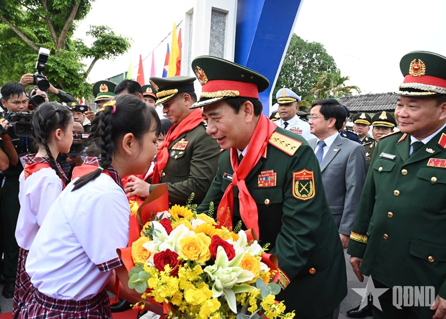 Giao lưu hữu nghị quốc phòng biên giới Việt Nam - Campuchia: Khánh thành khu phòng học bán trú Trường Tiểu học Bến Cầu